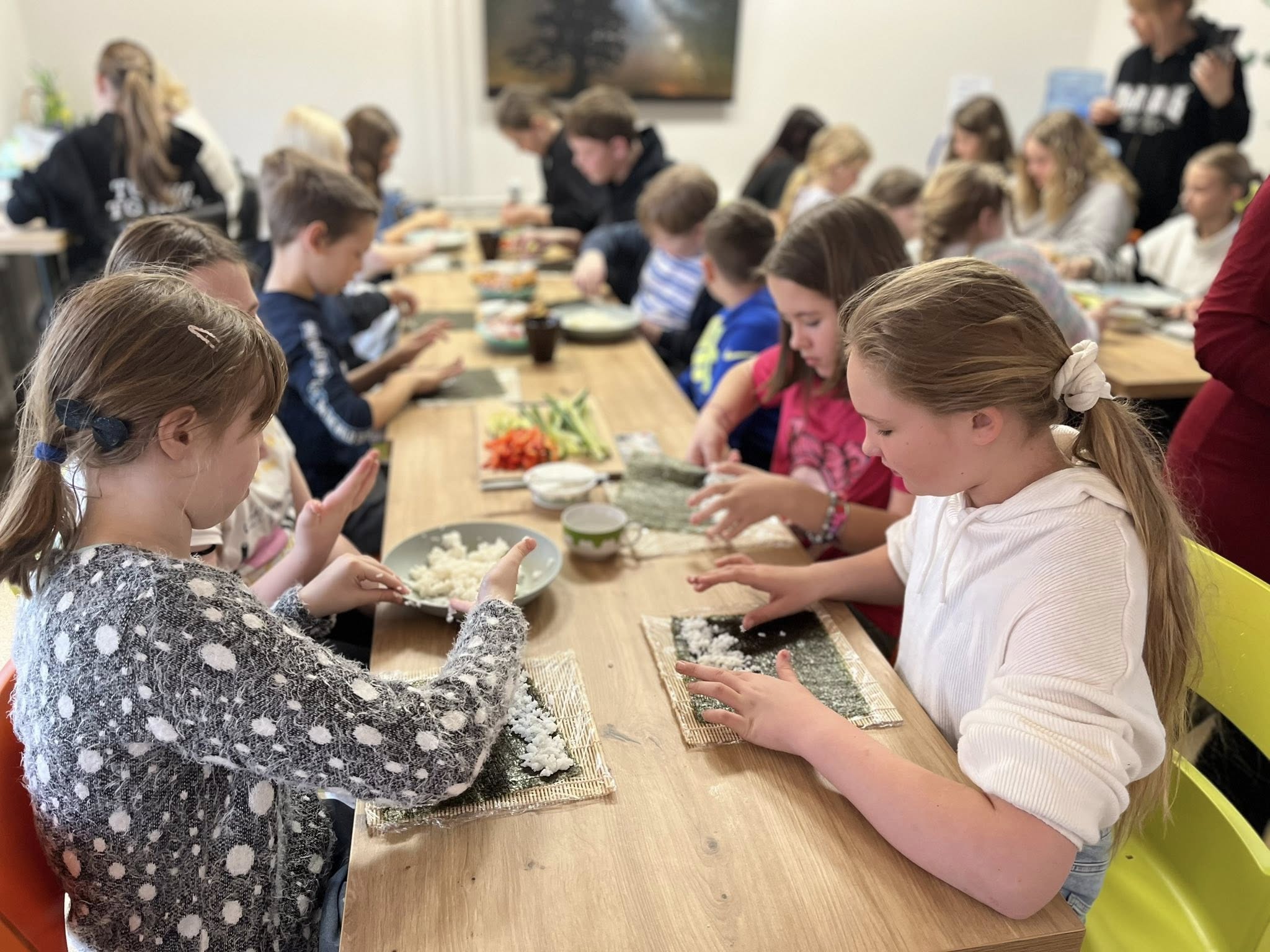 Võru valla noorte omaalgatuse toetuse eest on korraldatud nii sushi-valmistamise õpituba kui ka muusikaga vürtsitatud playback show’d. Foto: VÕRU VALLA KULTUURI- JA NOORSOOTÖÖKESKUS